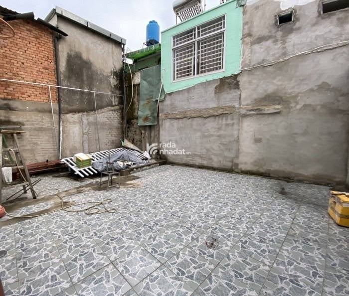 Nằm trong khu trung tâm, xung quanh đầy đủ tiện ích: trường học, chợ