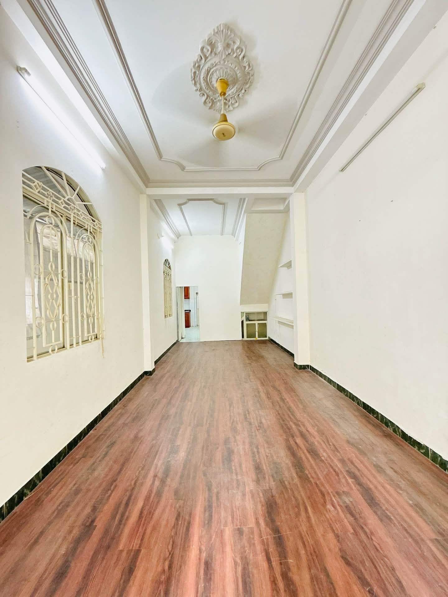  HUỲNH VĂN BÁNH - TRUNG TÂM PHÚ NHUẬN - HẺM XE HƠI - NGANG 4.5M -  SỔ VUÔNG VỨC