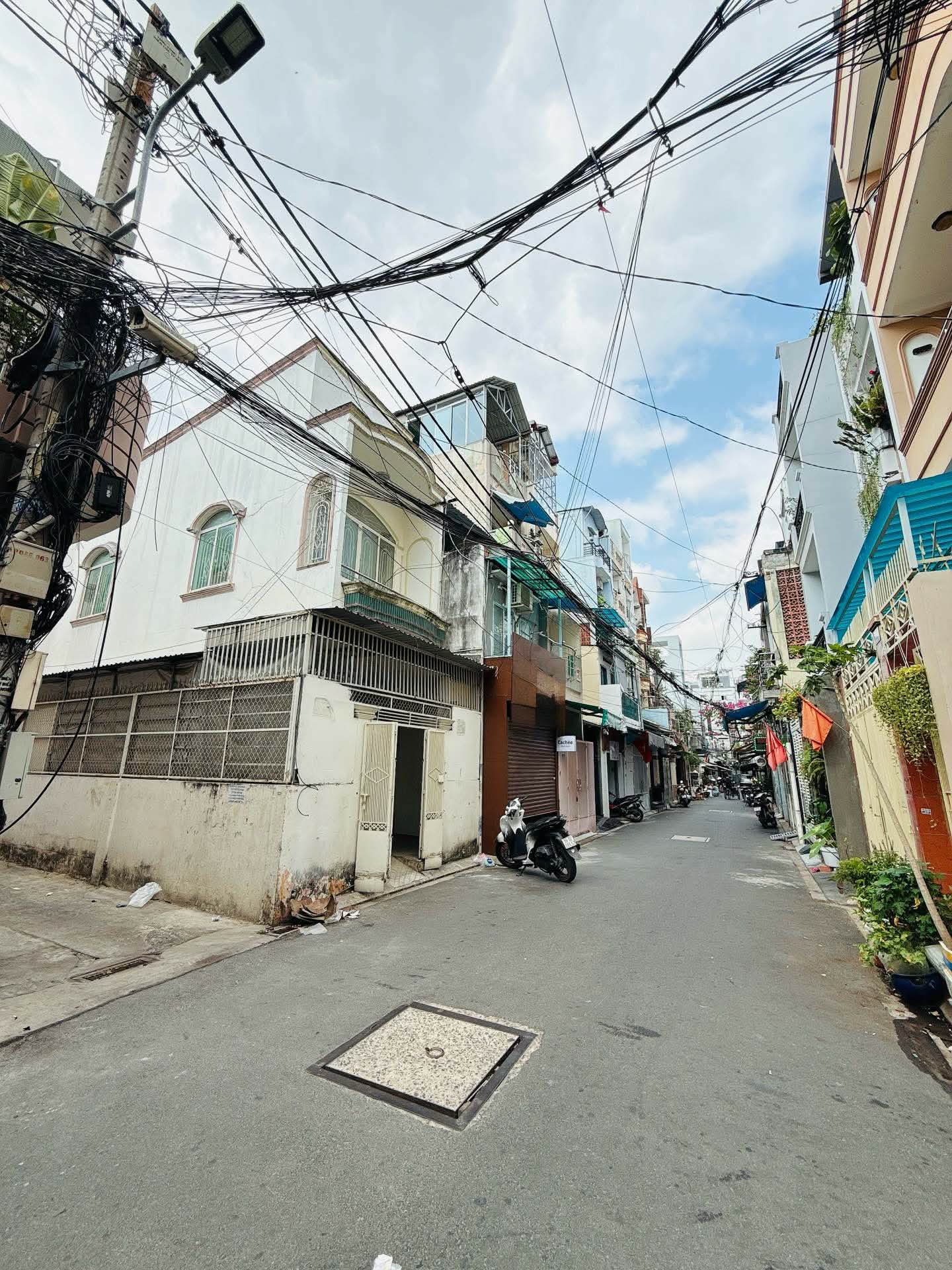  HUỲNH VĂN BÁNH - TRUNG TÂM PHÚ NHUẬN - HẺM XE HƠI - NGANG 4.5M -  SỔ VUÔNG VỨC