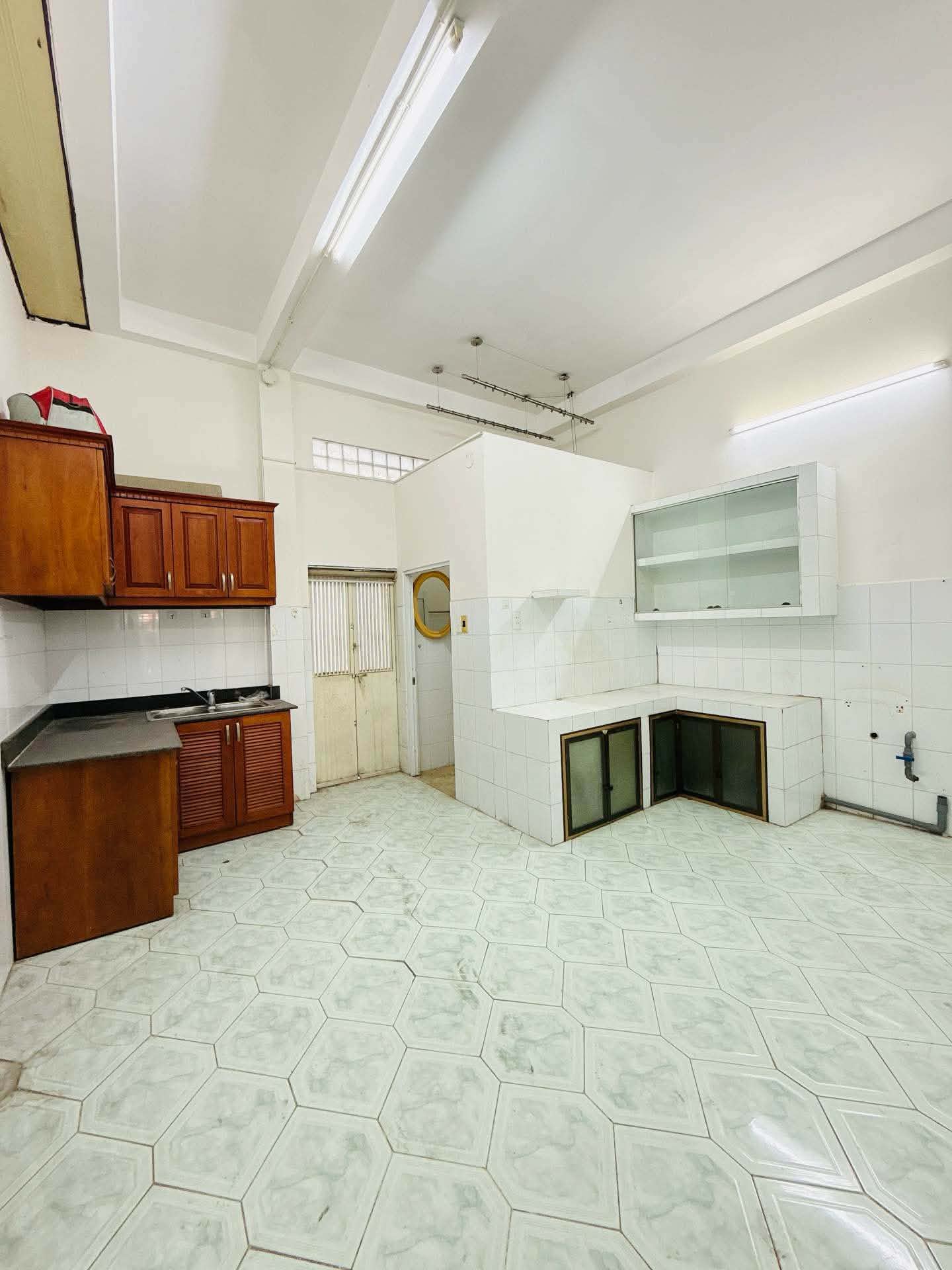  HUỲNH VĂN BÁNH - TRUNG TÂM PHÚ NHUẬN - HẺM XE HƠI - NGANG 4.5M -  SỔ VUÔNG VỨC