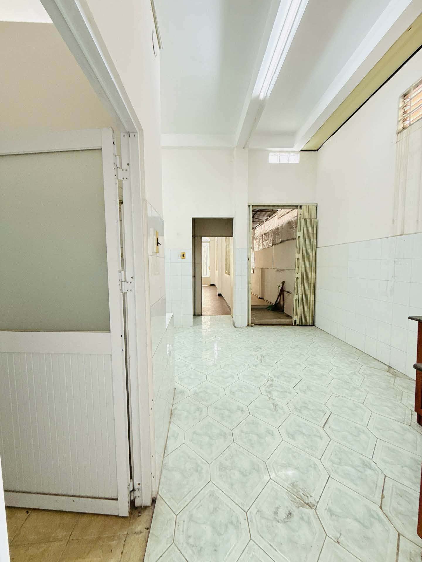  HUỲNH VĂN BÁNH - TRUNG TÂM PHÚ NHUẬN - HẺM XE HƠI - NGANG 4.5M -  SỔ VUÔNG VỨC