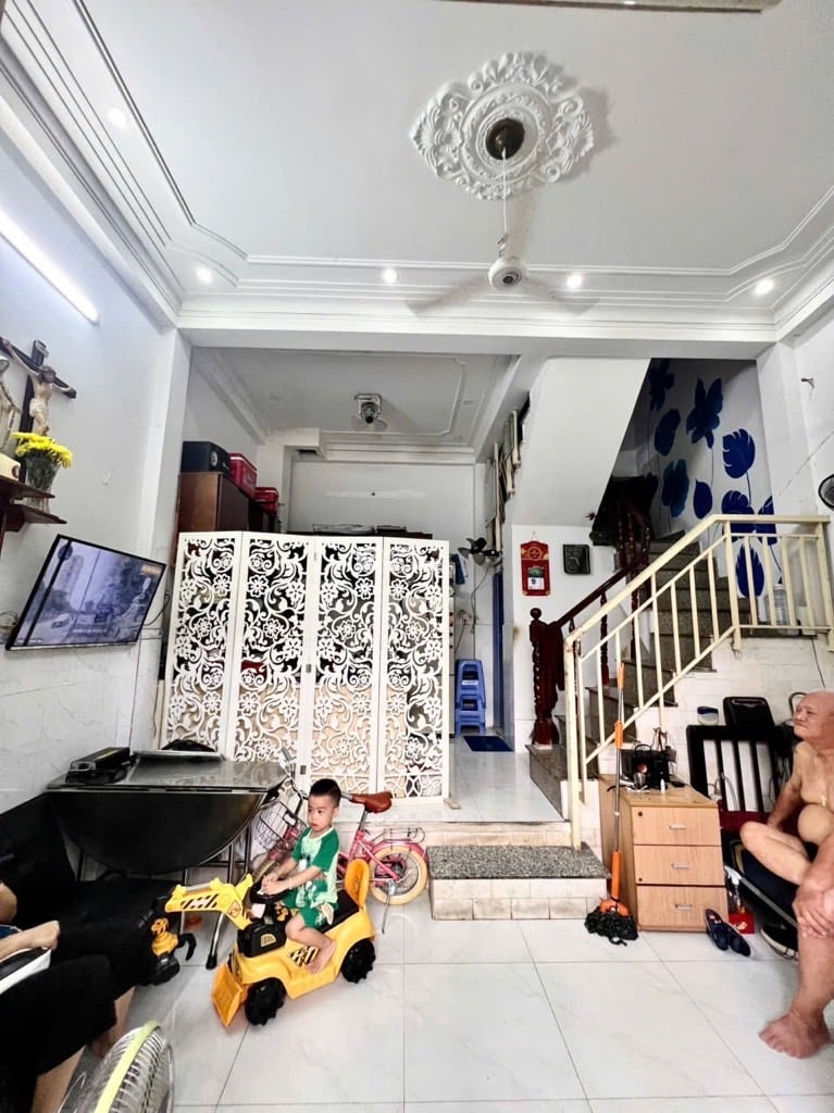 HẺM XE HƠI SÁT NHÀ CMT8, TÂN BÌNH, 35M2 MỚI Ở NGAY. GIẢM 350TR CHỈ CÒN 4.25T TL 