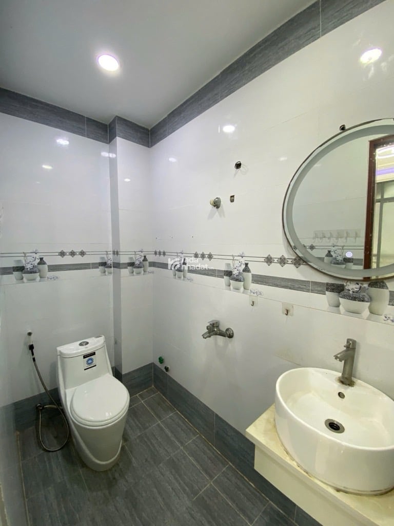 Hẻm trước nhà rộng sáu mét xe hơi ra vào thoải mái khu dân cư yên tĩnh an ninh tốt 