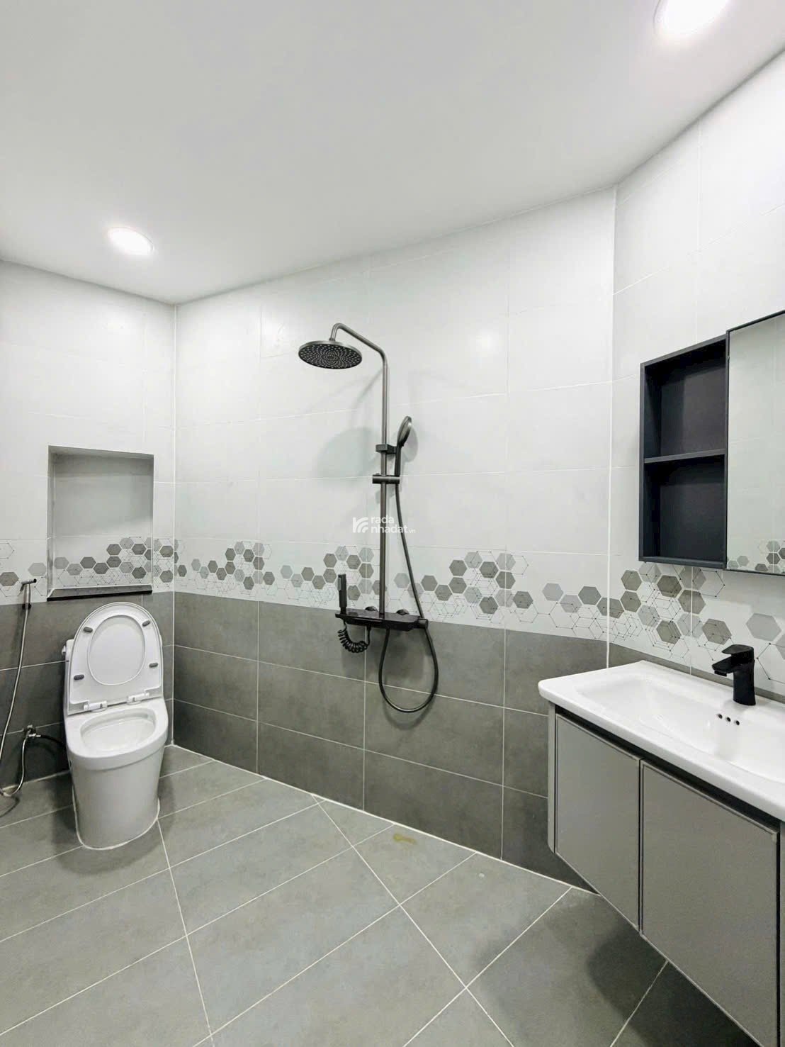 Cần bán gấp nhà diện tích 32,4m2 giá 3tỷ1 đường Hoàng Hoa Thám Tân Bình