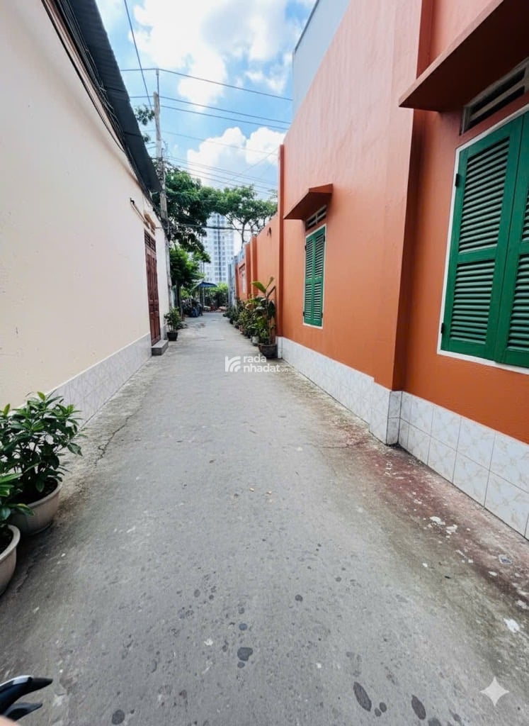 Nhà mới DTSD 80m2 3PN , có sân để xe rộng rãi , SHR nở hậu , Khu hiện hữu 3,99 tỷ