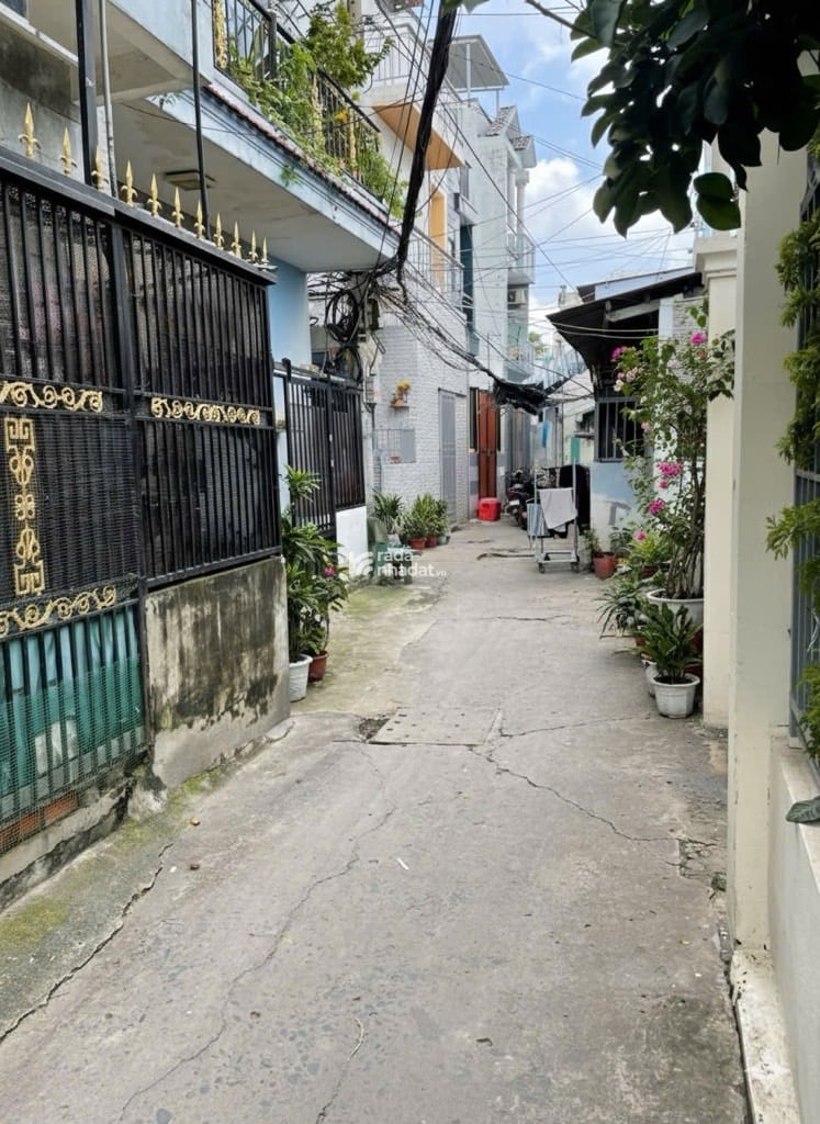 Nhà mới DTSD 80m2 3PN , có sân để xe rộng rãi , SHR nở hậu , Khu hiện hữu 3,99 tỷ