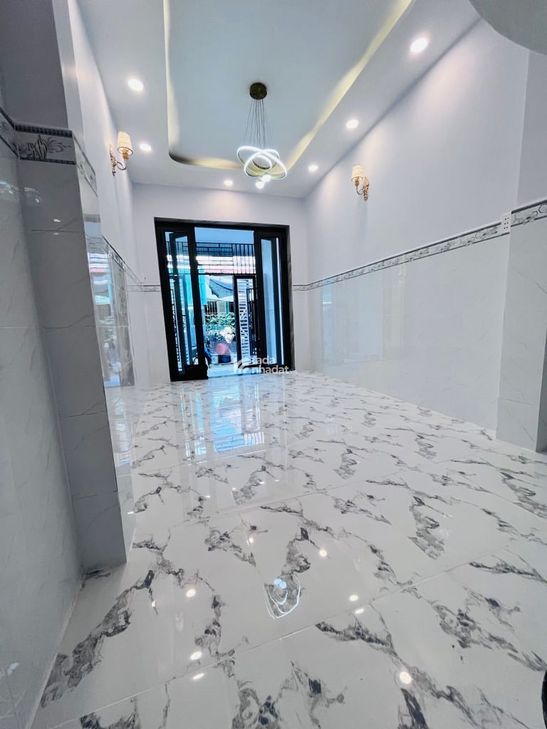 Nhà mới DTSD 80m2 3PN , có sân để xe rộng rãi , SHR nở hậu , Khu hiện hữu 3,99 tỷ