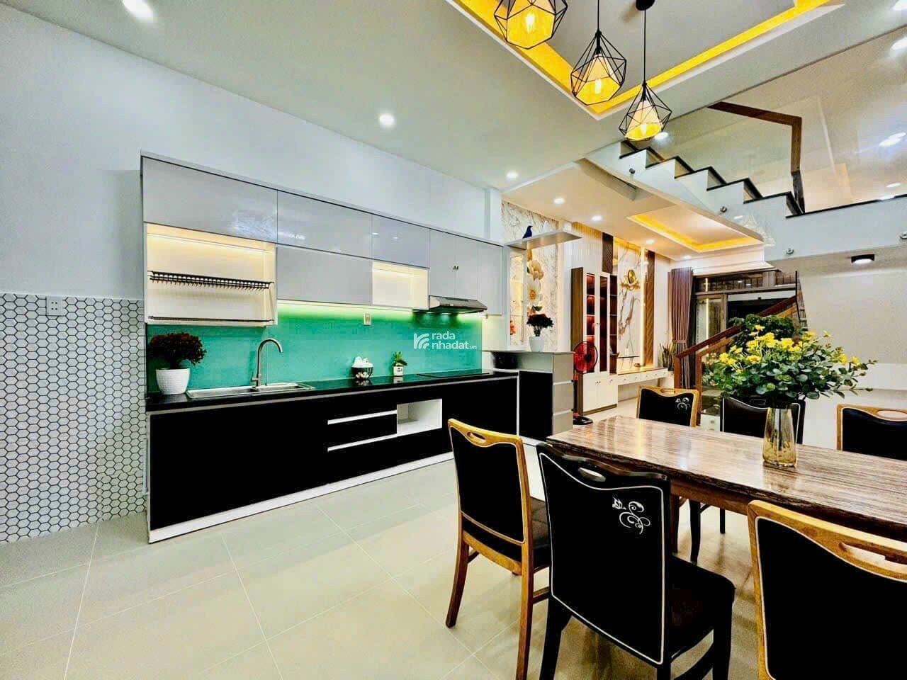 Bán nhanh căn nhà ngay Phạm Văn Đồng, Thủ Đức. Giá: 2 tỷ 320tr/ 68,3m2, sổ hồng riêng 