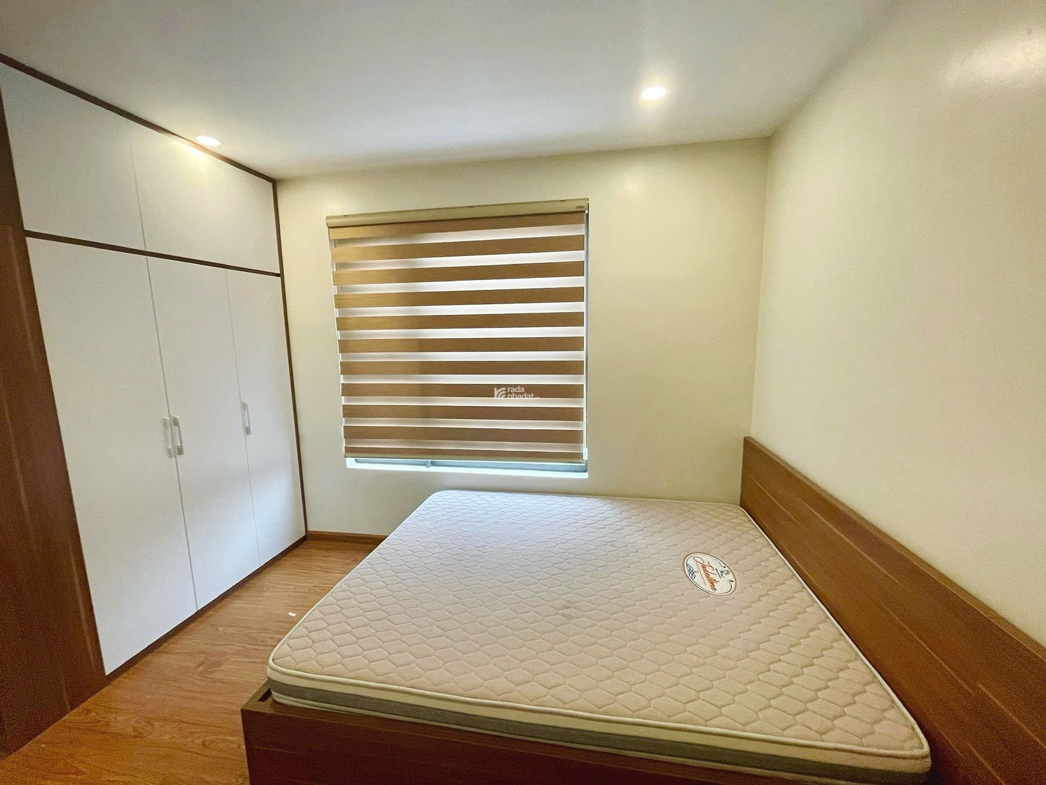 Bán gấp căn 2 phòng ngủ 82m2, giá 6,3 tỷ, đầy đủ nội thất ở ngay, có sổ đỏ