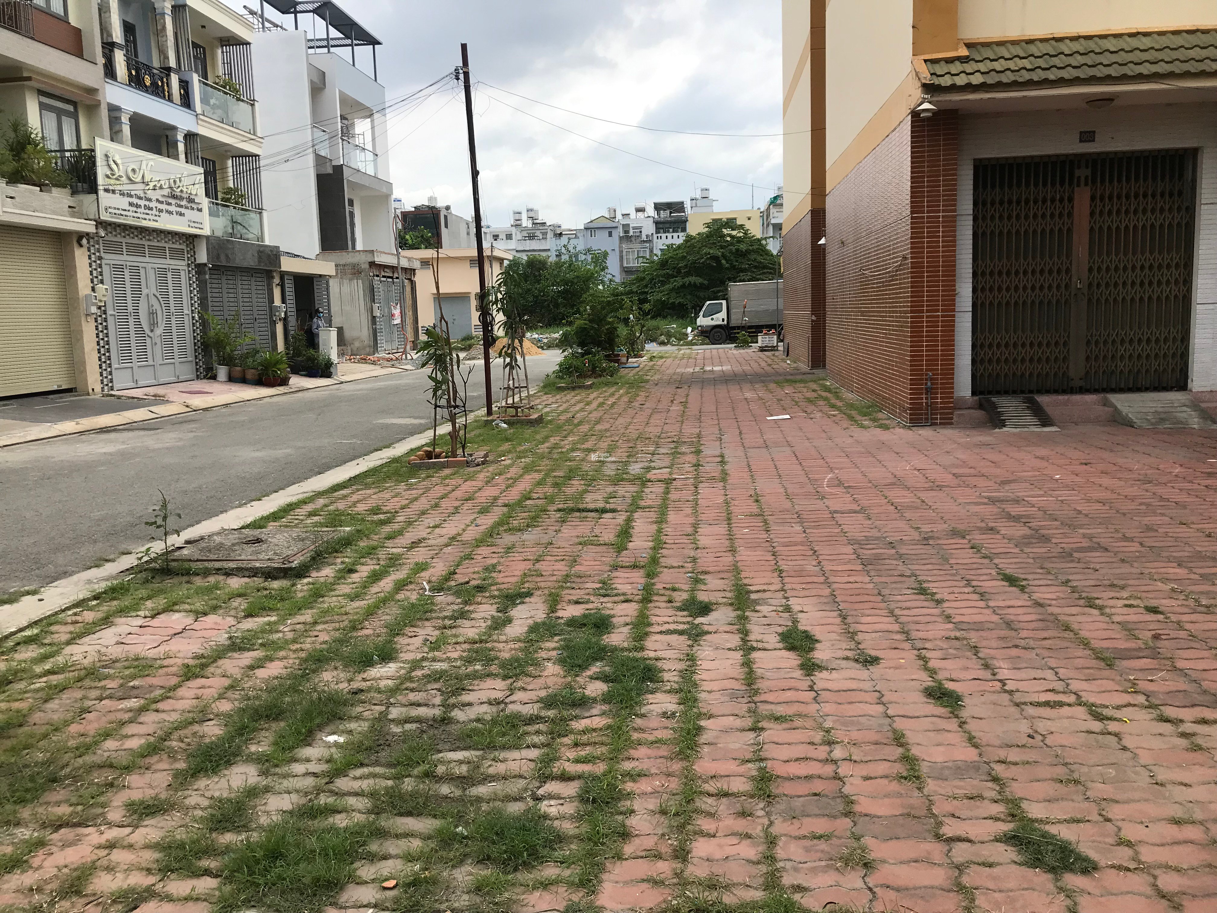 Cho thuê nhà nguyên căn mặt tiền chung cư An Sương - Q12 cũ