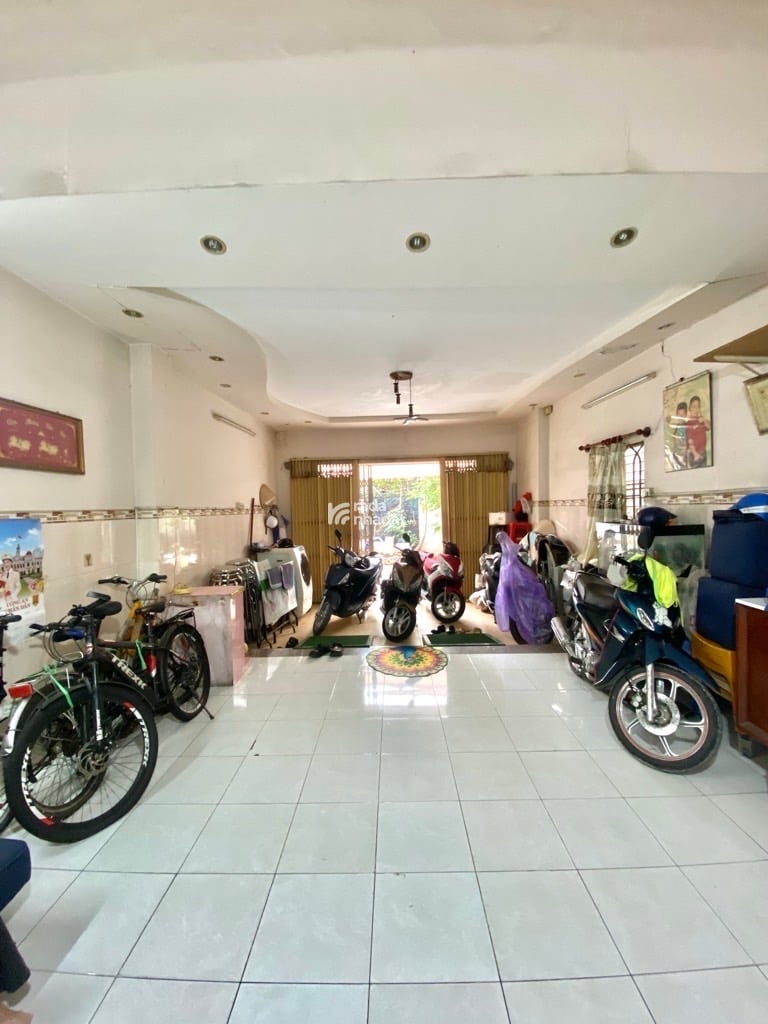 Mô tả: Kết cấu trệt  lửng 2 lầu sân thượng đúc BTCT 3PN, 4WC. Hẻm xe tải thông tứ tung. Thích h