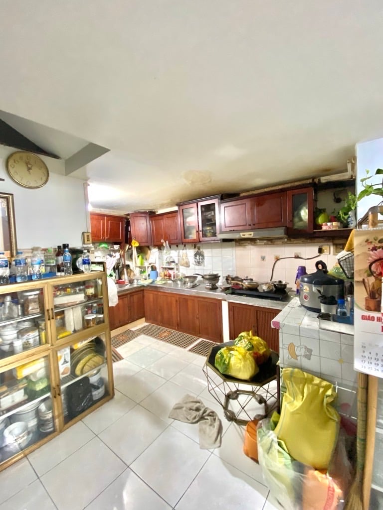 Mô tả: Kết cấu trệt  lửng 2 lầu sân thượng đúc BTCT 3PN, 4WC. Hẻm xe tải thông tứ tung. Thích h