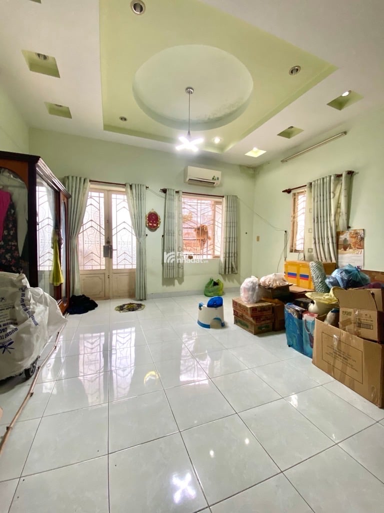 Mô tả: Kết cấu trệt  lửng 2 lầu sân thượng đúc BTCT 3PN, 4WC. Hẻm xe tải thông tứ tung. Thích h