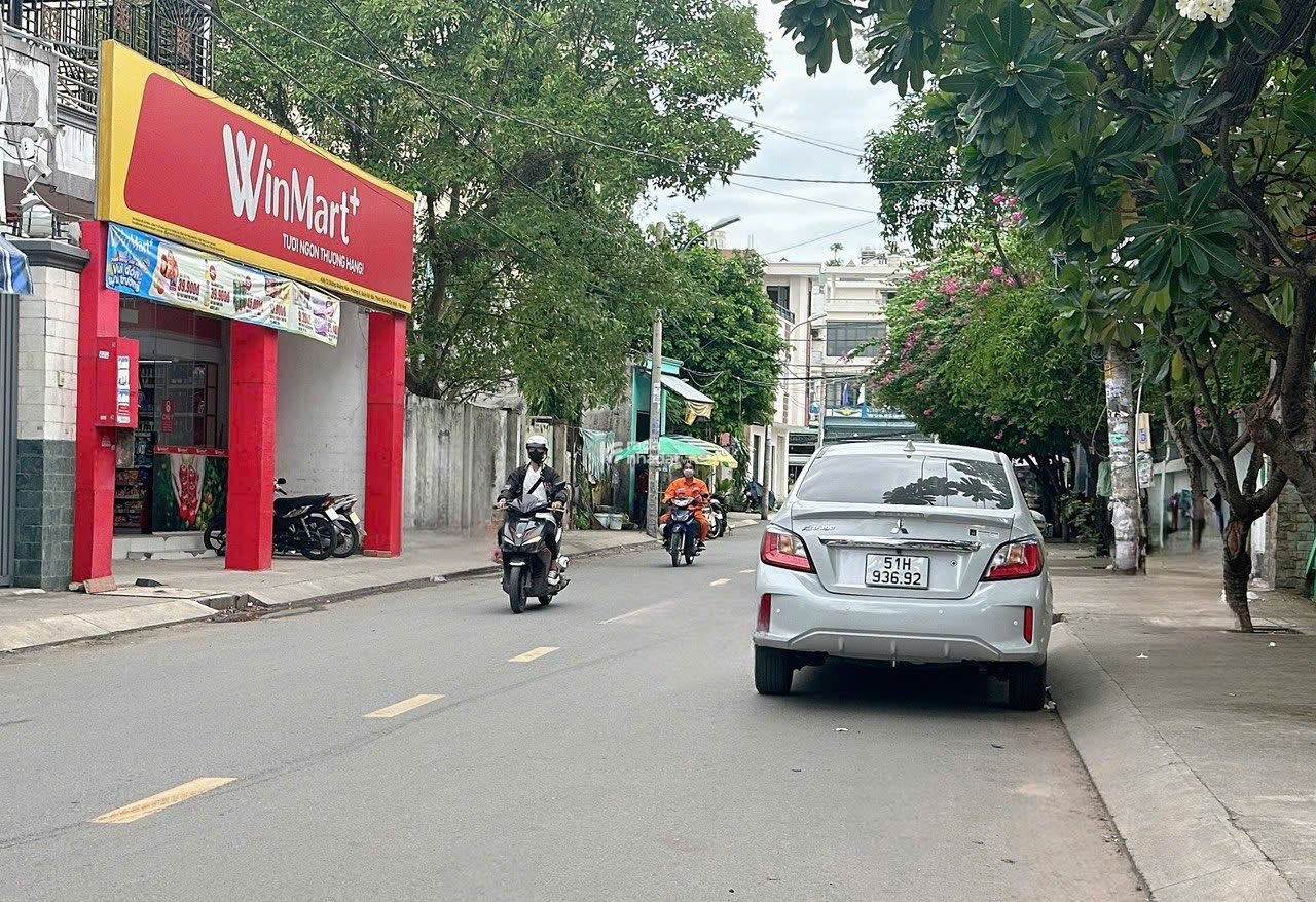 Bán đất tặng nhà C4 ngang 10m 240m2 hẻm 496 Dương Quảng Hàm tiện xây mới 21 tỷ hơn.