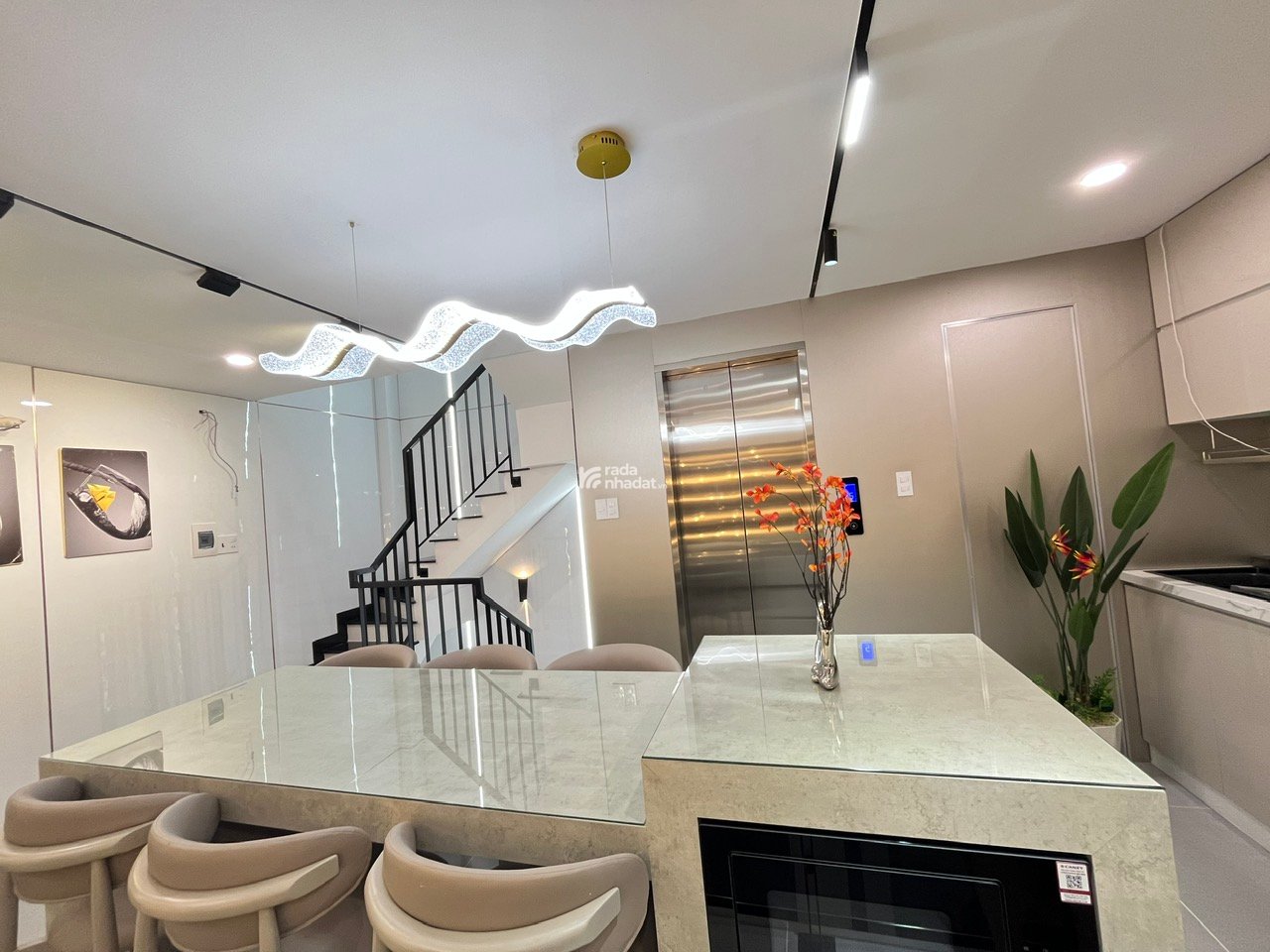 Giảm sốc 2 tỷ bán nhanh biệt thự mặt tiền Hương Giang quận 10 (DT 6,6x26m) 1 hầm 4 tầng