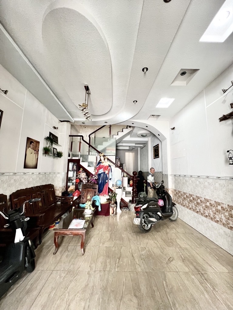 - Hẻm 5m ,vị trí đẹp, gần Aoen Tân Phú, di chuyển 15 phút tới sân bay Tân Sơn Nhất 