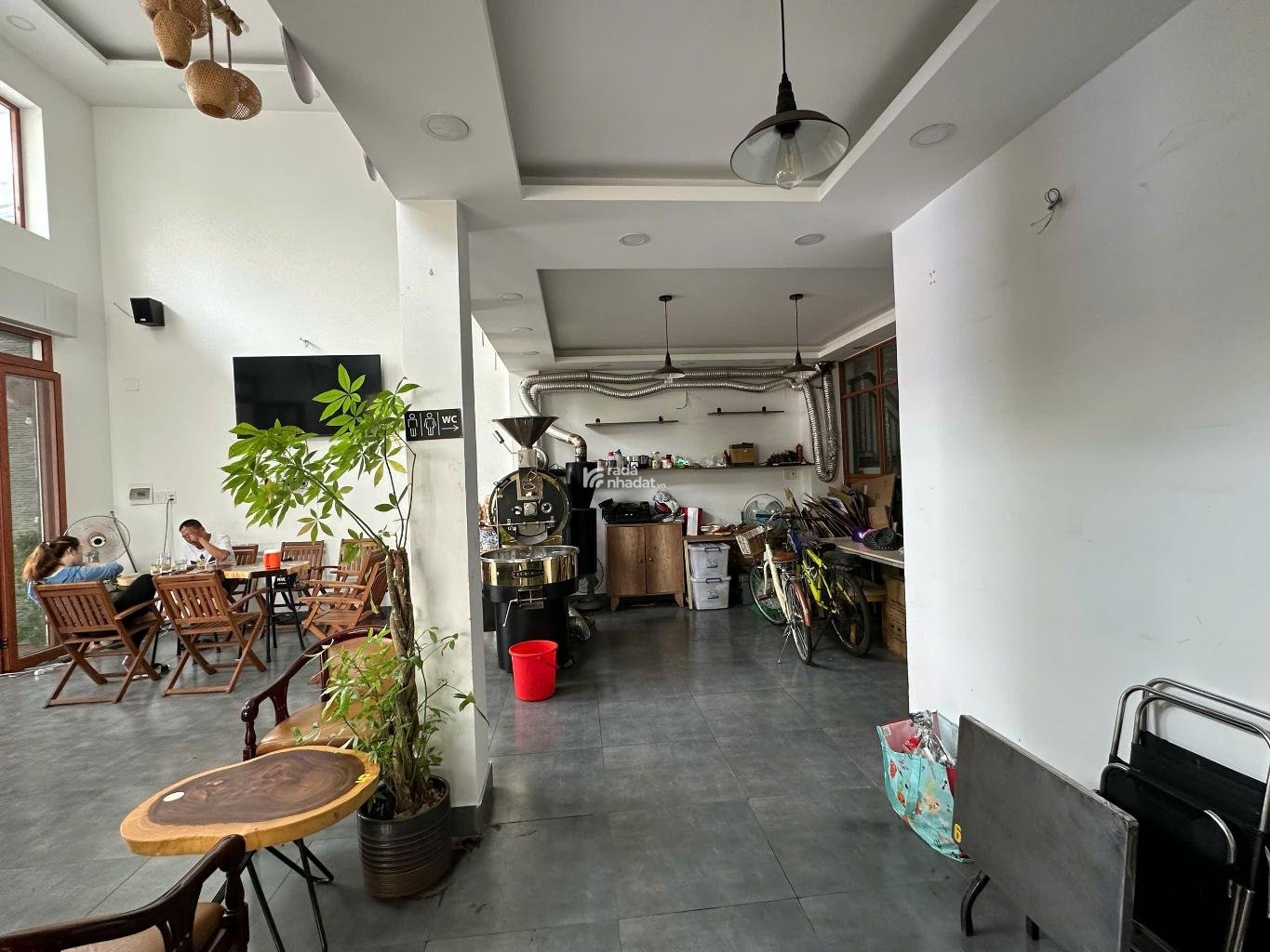 BÁN NHÀ LÔ GÓC 2 MẶT TIỀN 135M2 4 TẦNG NGANG 8,2M KHU VIP BÌNH PHÚ DÒNG TIỀN 30TR/TH CHỈ 18.9 TỶ