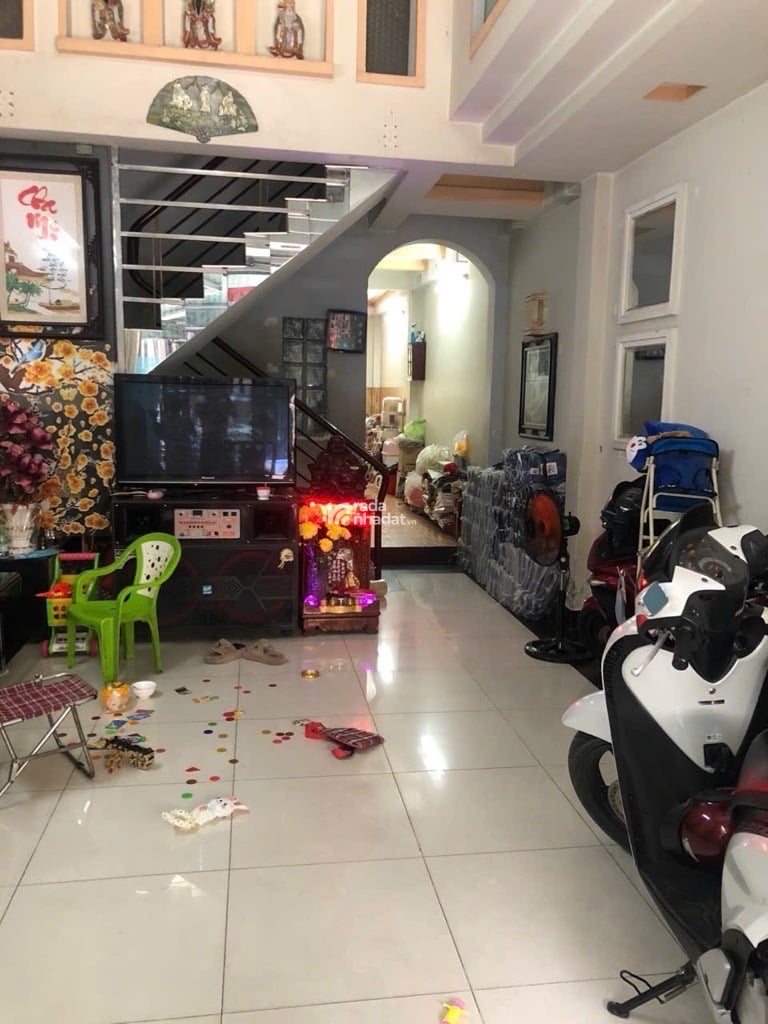 BÁN GẤP NHÀ NGAY TRUNG TÂM CHỢ VẢI PHÚ THỌ HOÀ -HẺM XE HƠI THÔNG