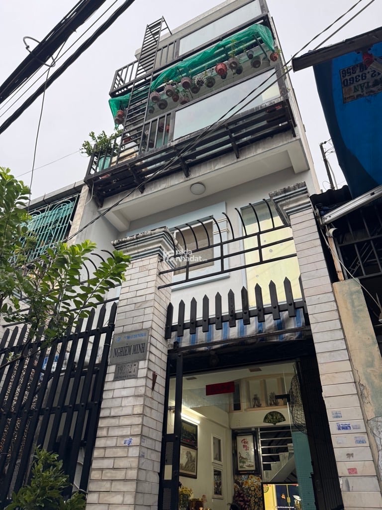 BÁN GẤP NHÀ NGAY TRUNG TÂM CHỢ VẢI PHÚ THỌ HOÀ -HẺM XE HƠI THÔNG