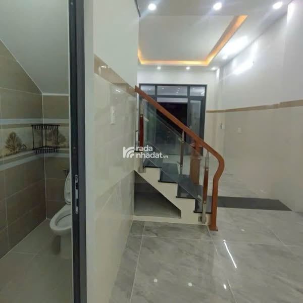 CHO THUÊ NHÀ MẶT TIỀN, MỚI ĐẸP, GIÁP KDC SÔNG ĐÀ, 1 TRỆT 3 LẦU, 4PN, SÂN XE HƠI, 16TR.