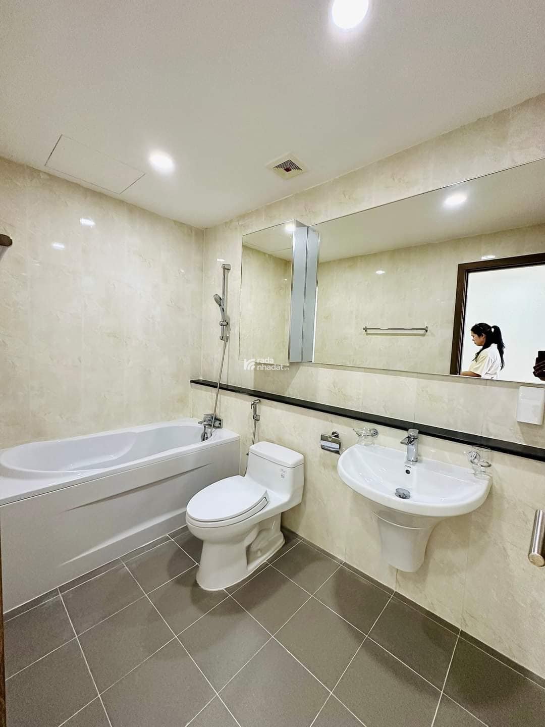 Cho thuê căn hộ mới toanh 2 phòng ngủ 110m2 đầy đủ nội thất, view biển và sông cực kỳ đẹp