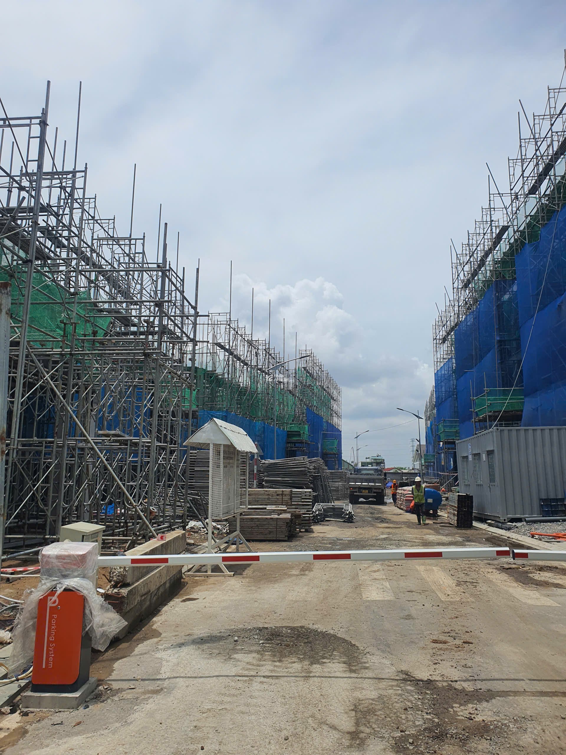 Nhà phố Bcons đường Bình Thung BD 1 trệt 2 lầu 1 tum chỉ từ 6.5 tỷ/căn. Tặng ngay 3 chỉ vàng