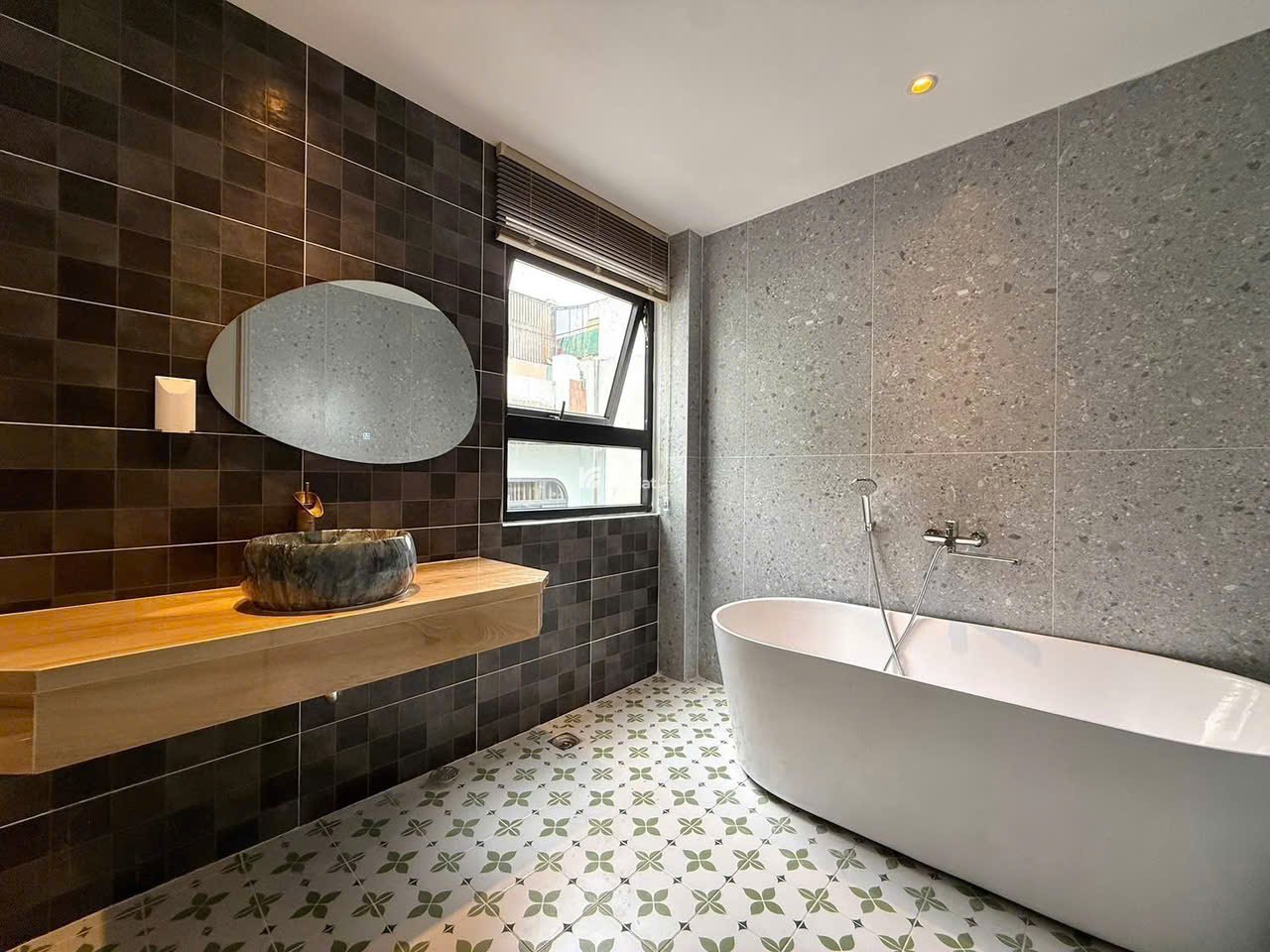 Hơn 7 tỷ mua được nhà phố đẹp ngang 5mx11m hẻm xe hơi vào tận nhà Phạm Văn Chiêu