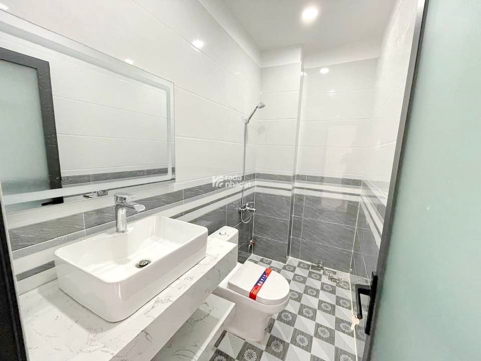 Bán nhà mới 3 lầu 6PN hẻm xe hơi đường Bông Sao Phường 5 Quận 8