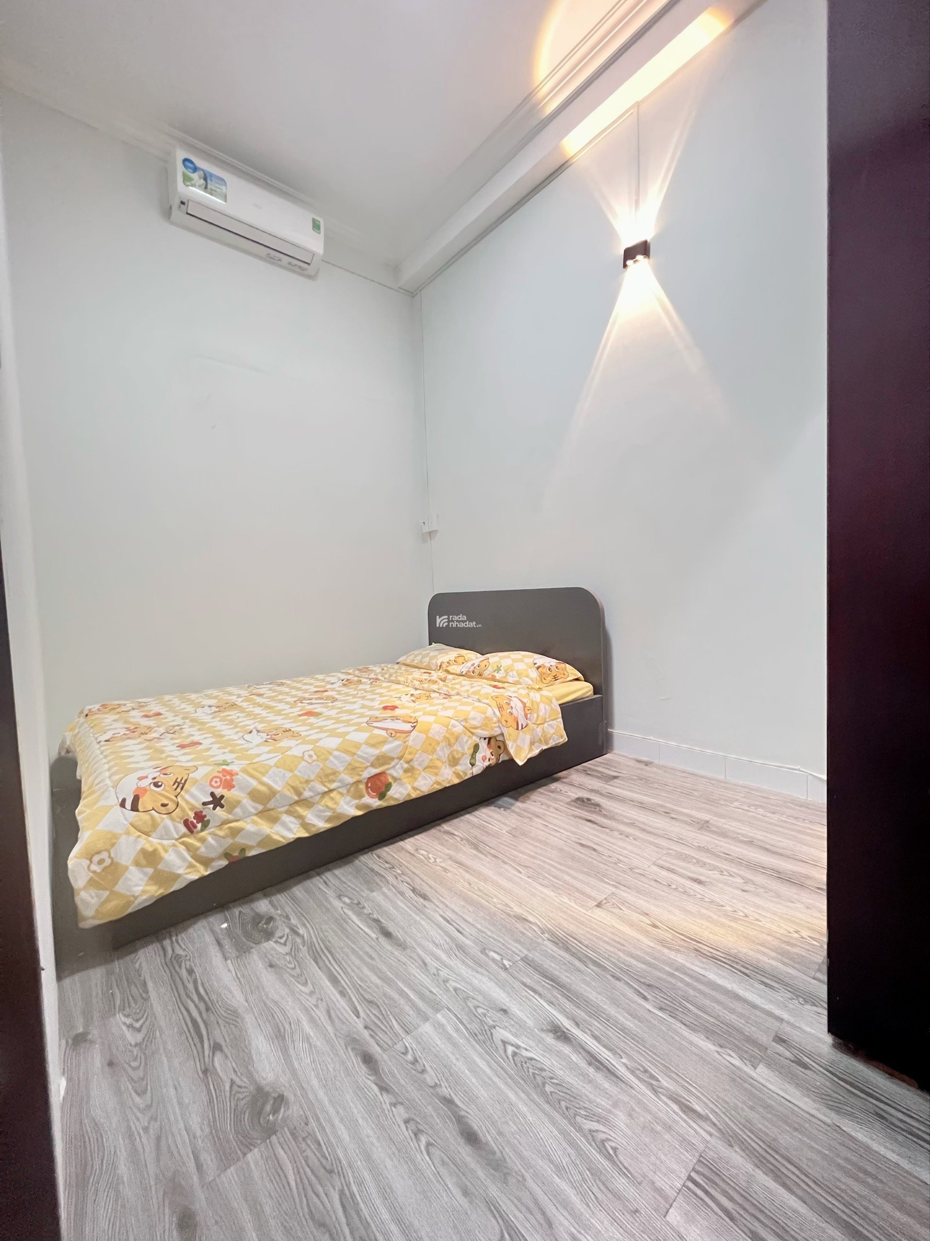 Cho thuê căn hộ 2PN tại quận 1, ban công lớn, không giới hạn người ở, gần Bùi Viện, Nowzone