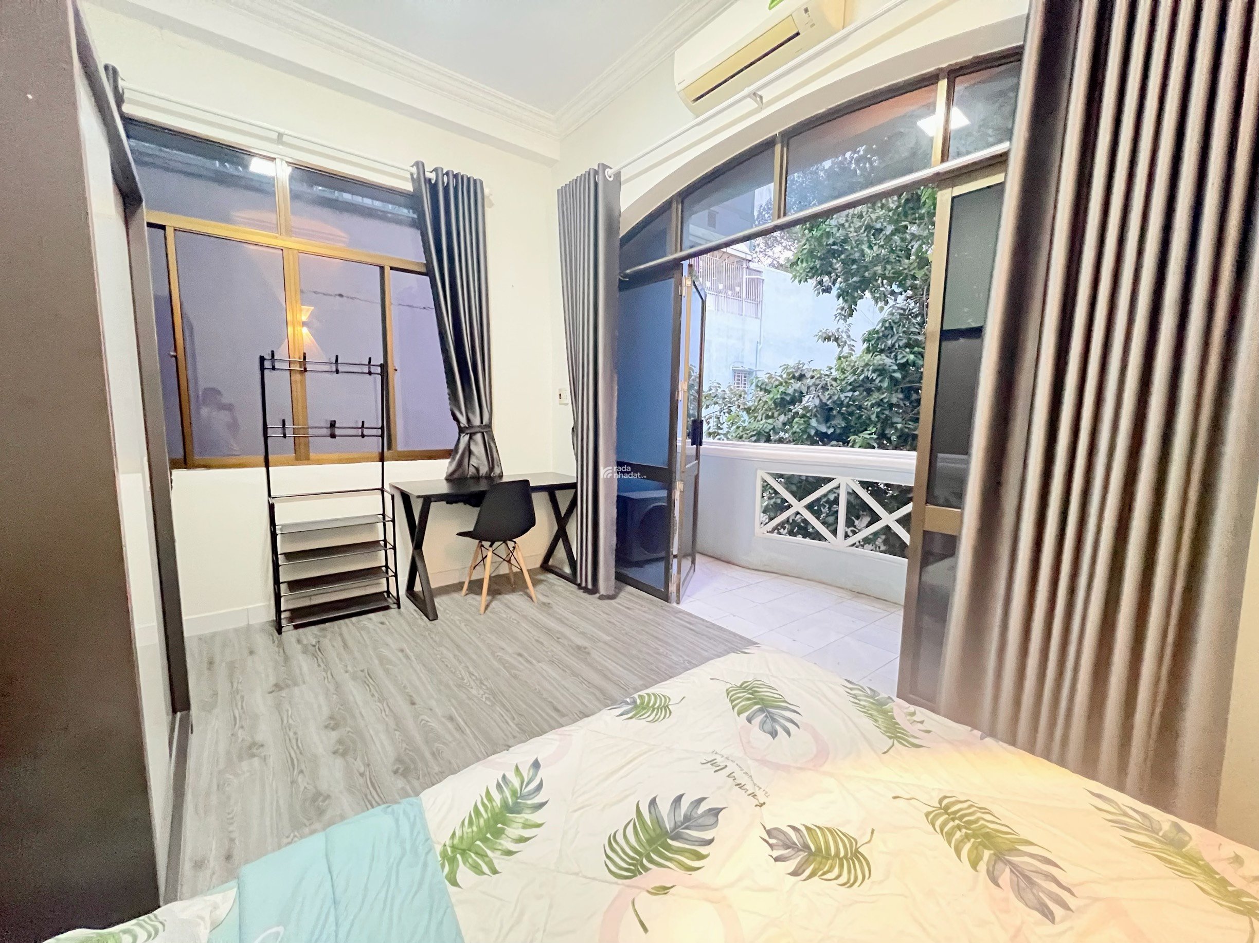 Cho thuê căn hộ 2PN tại quận 1, ban công lớn, không giới hạn người ở, gần Bùi Viện, Nowzone