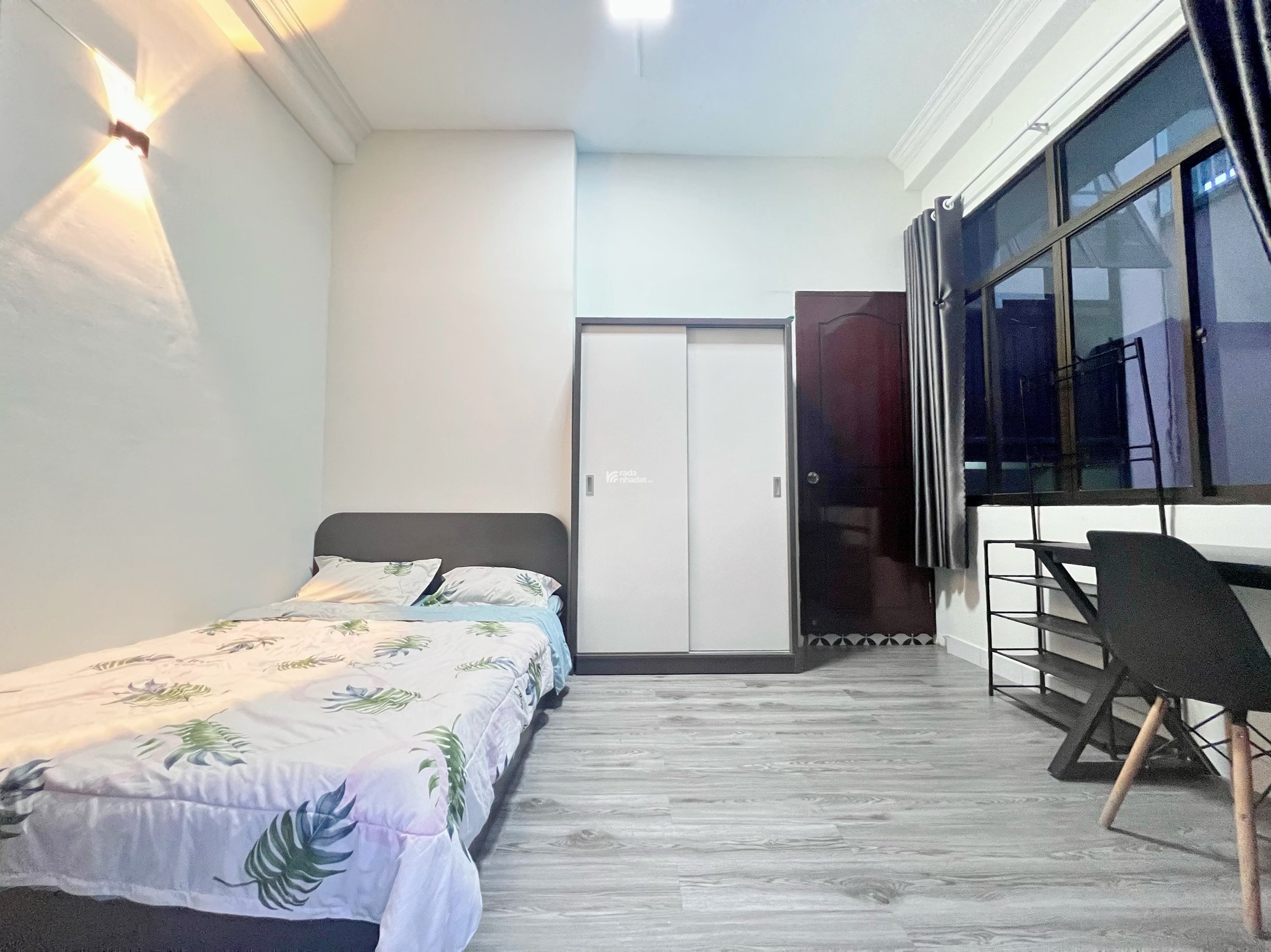 Cho thuê căn hộ 2PN tại quận 1, ban công lớn, không giới hạn người ở, gần Bùi Viện, Nowzone