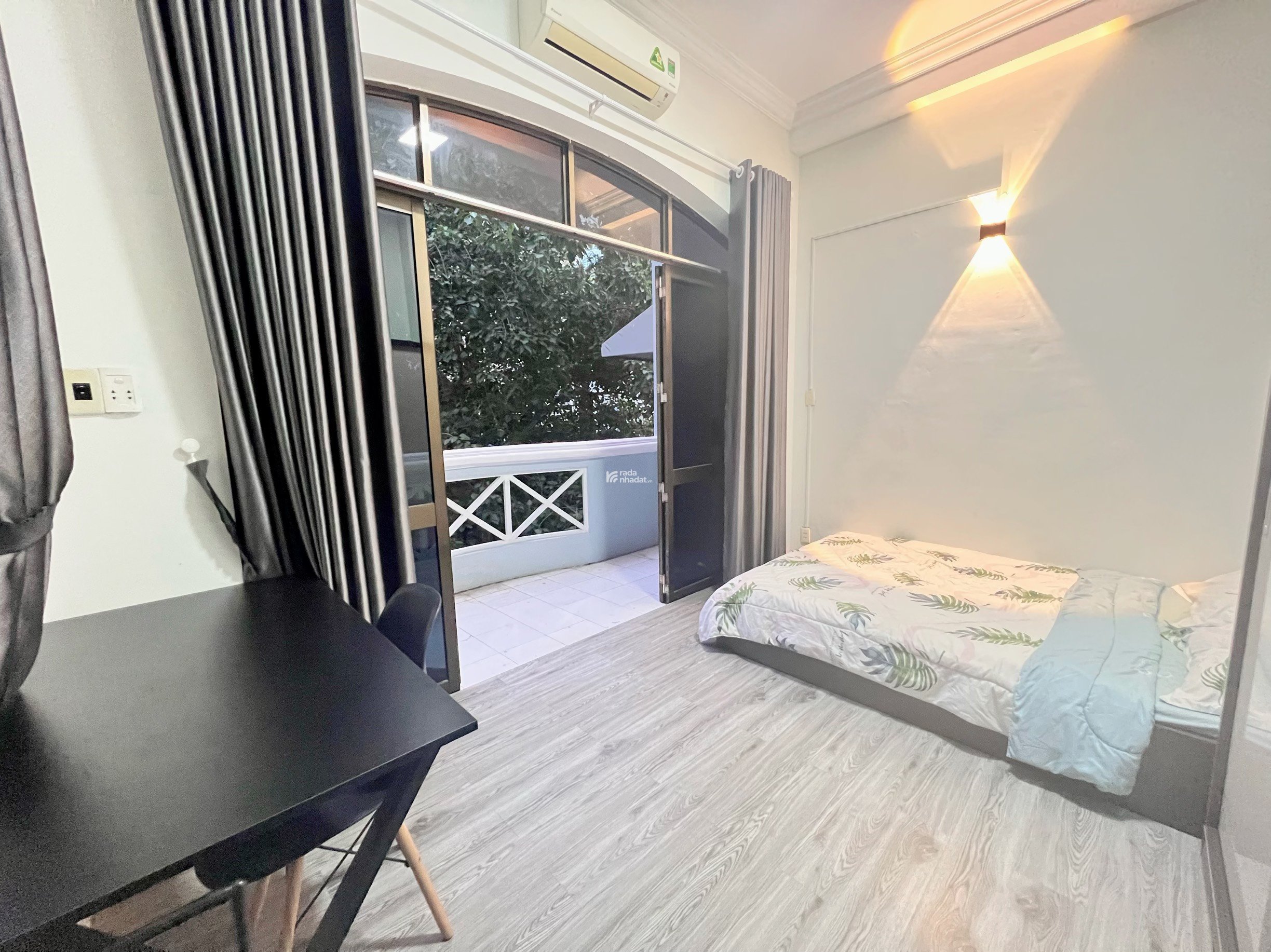 Cho thuê căn hộ 2PN tại quận 1, ban công lớn, không giới hạn người ở, gần Bùi Viện, Nowzone