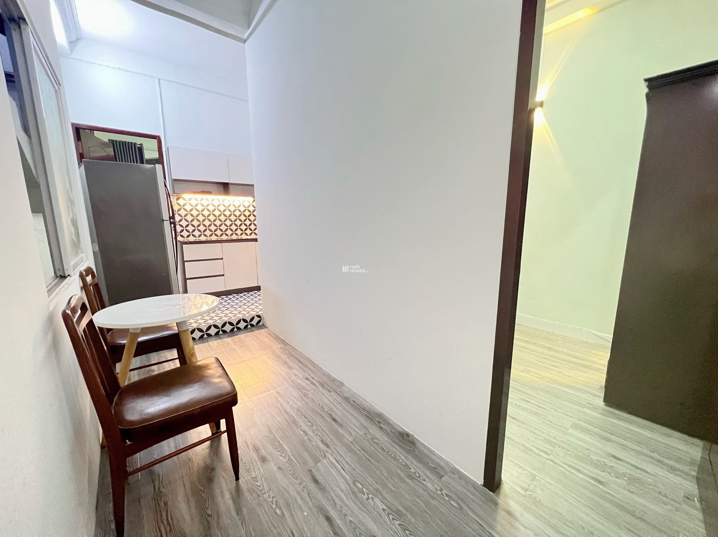 Cho thuê căn hộ 2PN tại quận 1, ban công lớn, không giới hạn người ở, gần Bùi Viện, Nowzone