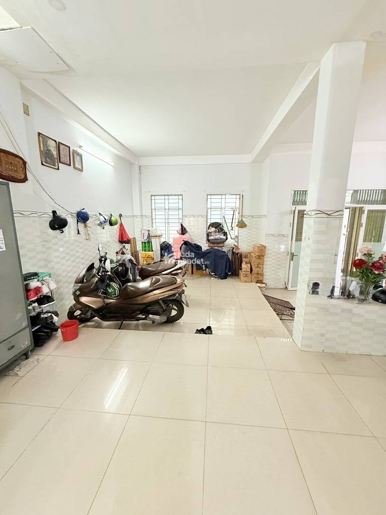 Nằm trong khu trung tâm, xung quanh đầy đủ tiện ích: trường học, chợ