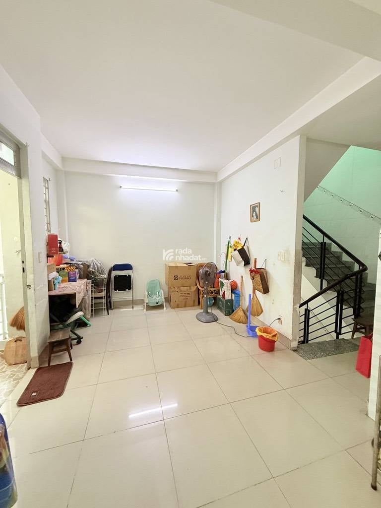 Nằm trong khu trung tâm, xung quanh đầy đủ tiện ích: trường học, chợ