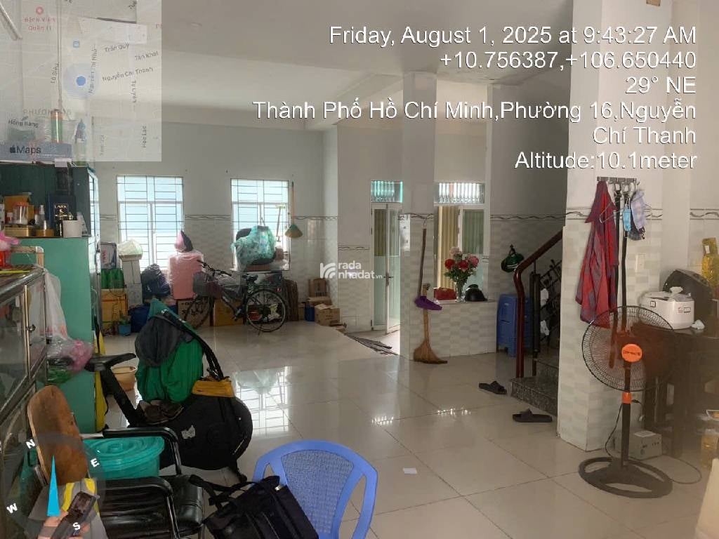 Nằm trong khu trung tâm, xung quanh đầy đủ tiện ích: trường học, chợ