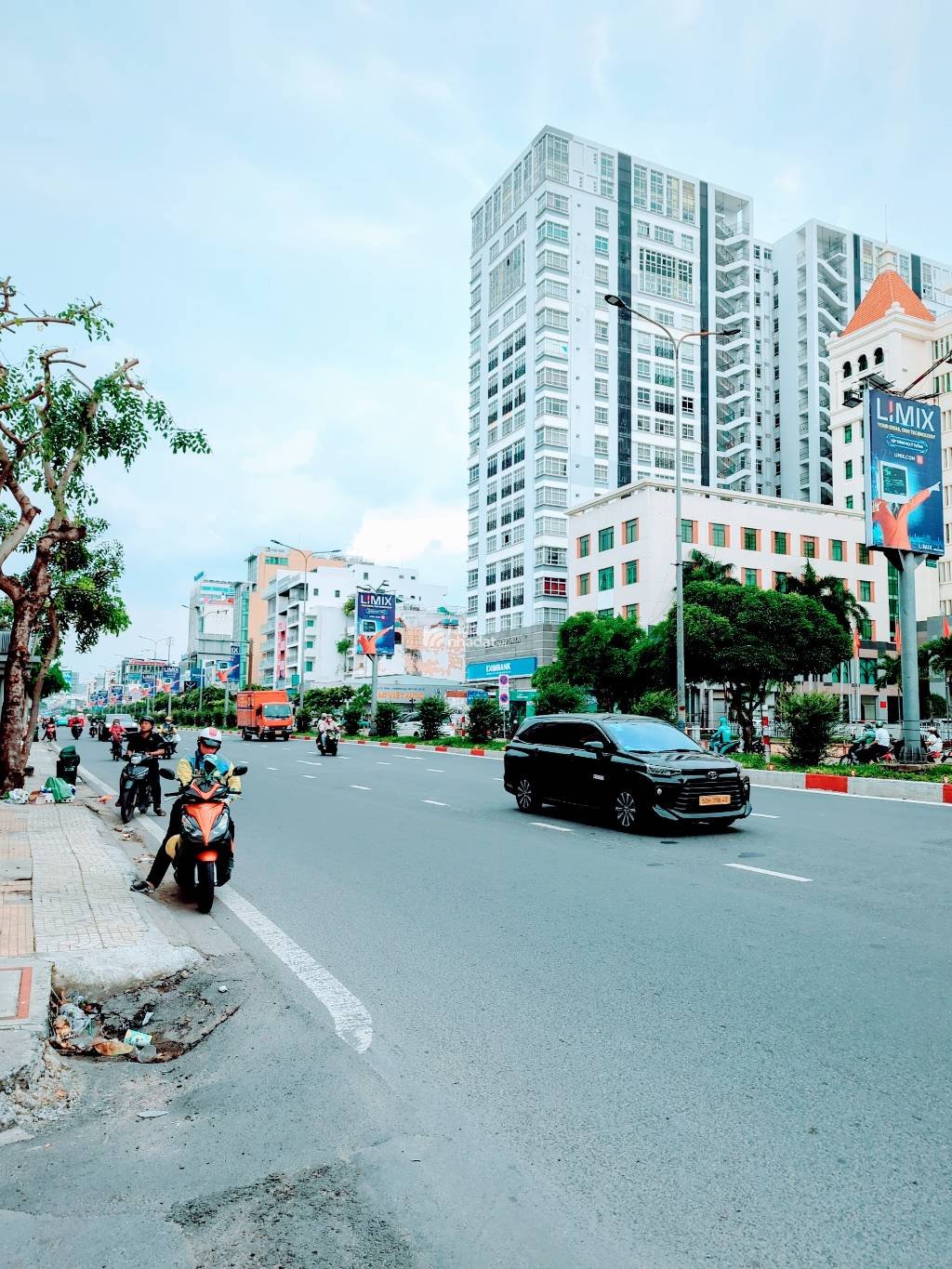 BÁN NHÀ 3 TẦNG CÁCH MẶT TIỀN CỘNG HOÀ 50M. Ô TÔ NGỦ NHÀ. 
