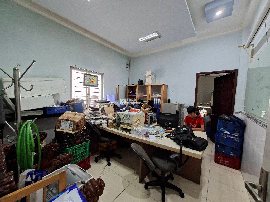  Hiện Trạng: Nhà 3 tầng, chủ tự xây tâm quyết. Gồm 4 phòng ngủ, 2 WC. 