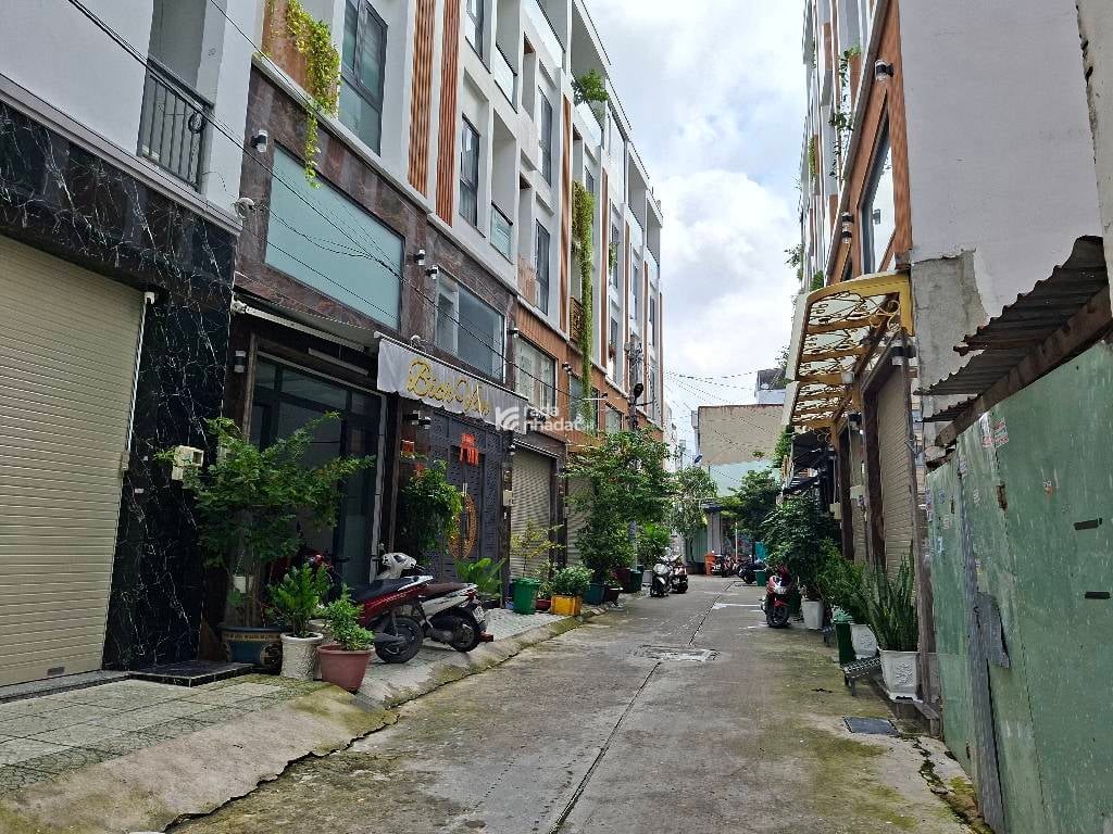  Hiện Trạng: Nhà 3 tầng, chủ tự xây tâm quyết. Gồm 4 phòng ngủ, 2 WC. 