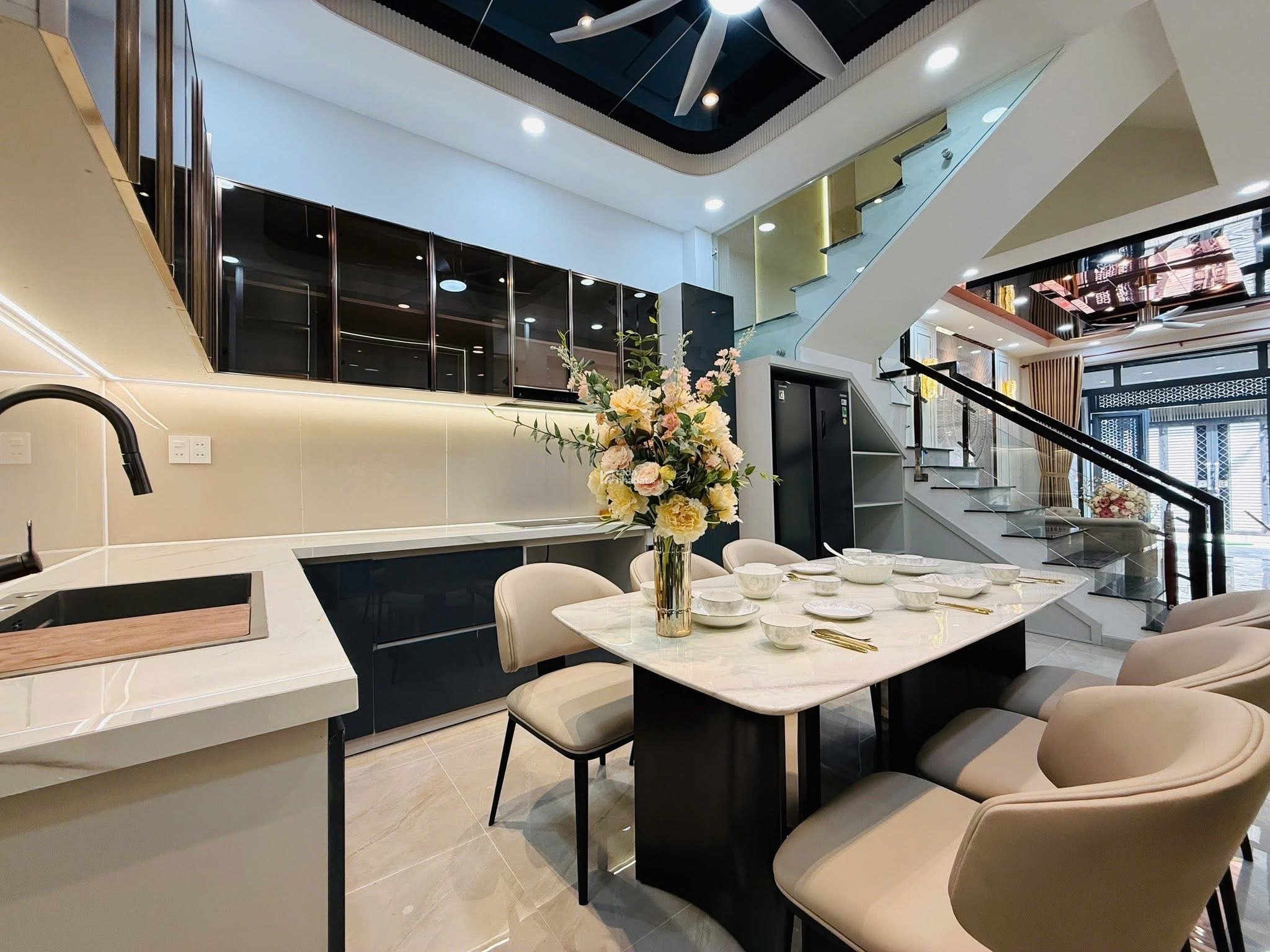 NHÀ ĐẸP 5 LẦU KHU NHÀ LẦU ĐỒNG BỘ - 4x15 - FULL NỘI THẤT CAO CẤP - CHỈ 8.9 TỶ TL