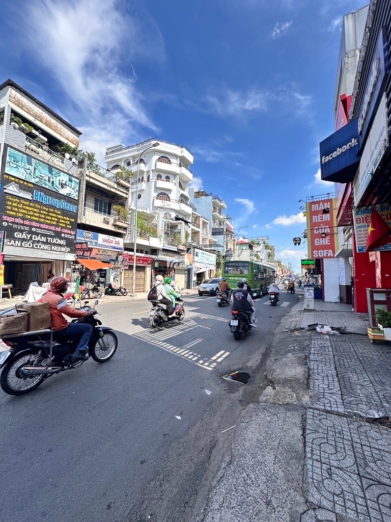 Kết cấu 3 tầng đúc BTCT tổng 3pn,3wc- Mặt tiền kinh doanh đa ngành nghề.- Chủ vừa ở vừa kinh doanh 