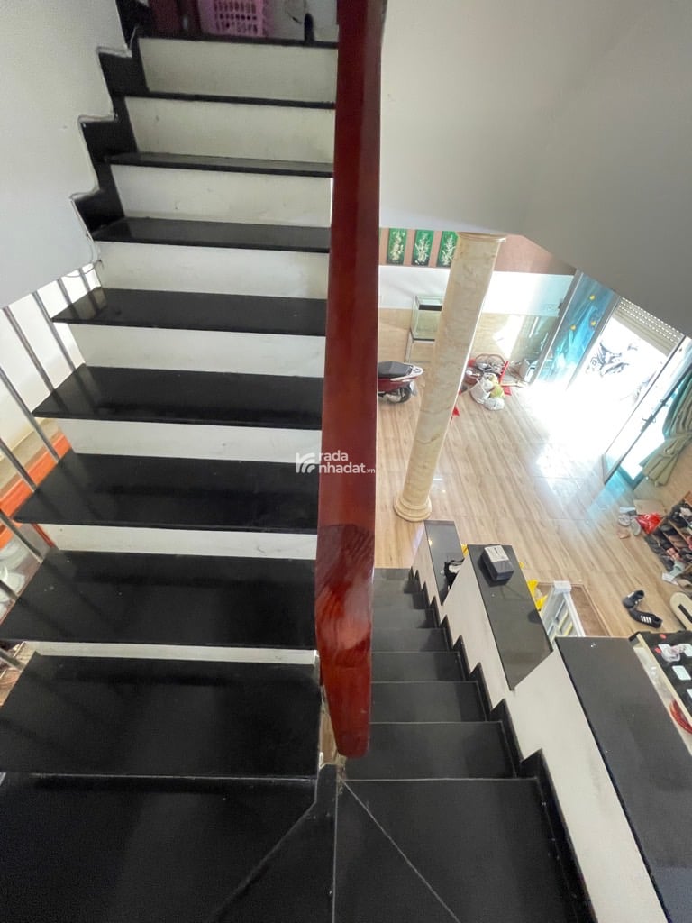 Khu Bình Thành -Bình Tân   DT: 54M2 ,4 tầng .8 7   GIÁ 5.28 tỷ  Gồm 1 Trệt , 2 Lầu (4PN) , Sân thư