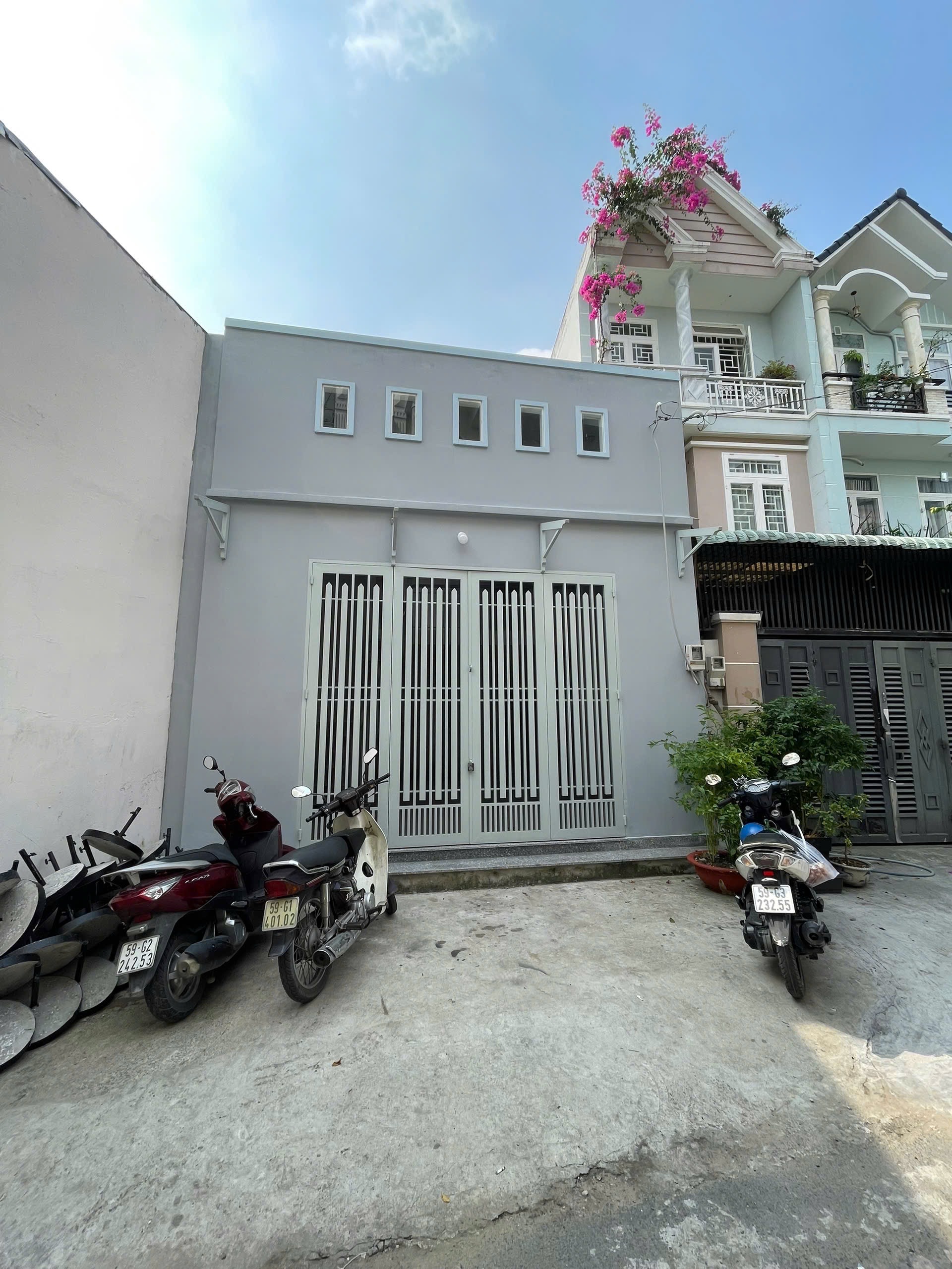 Bán nhà cấp 4 mới ngay trung tâm gần trường học xe hơi đỗ trước nhà 