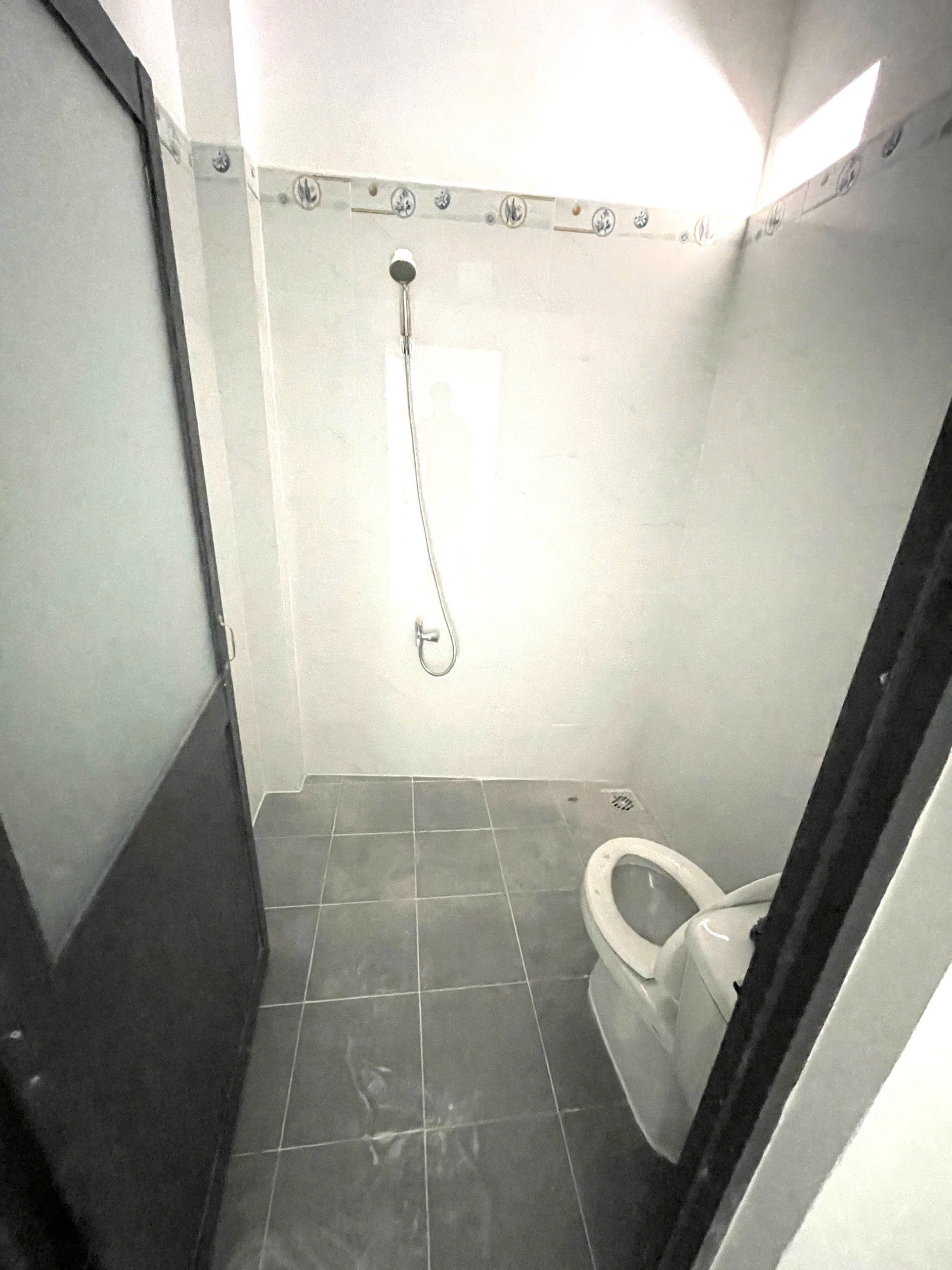 Bán nhà cấp 4 mới ngay trung tâm gần trường học xe hơi đỗ trước nhà 