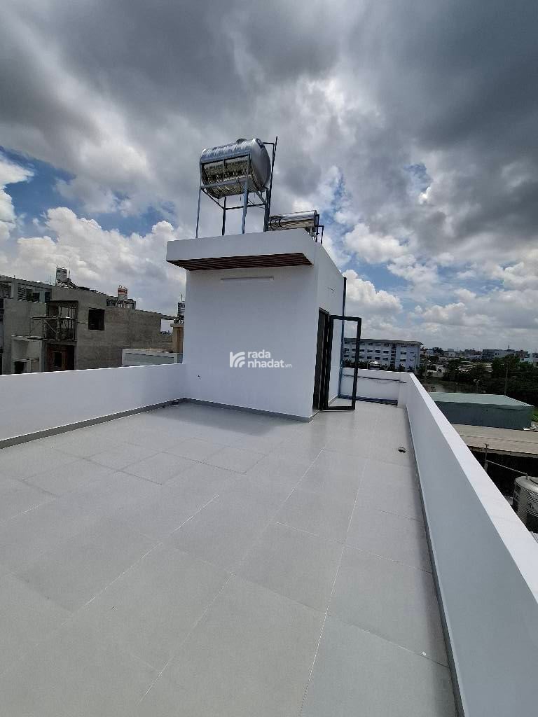 Kết cấu: Số tầng: (gồm 1 trệt, 2 lầu, ban công, sân thượng,...) đúc chắc chắn, có 4PN, 5WC