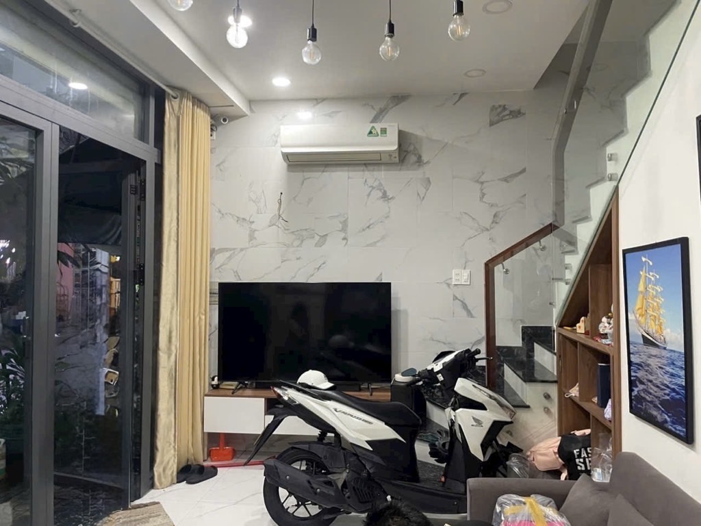  NHÀ ĐẸP 3 TẦNG - NGANG HIẾM CÓ HƠN 8M RỘNG LỚN - MẶT TIỀN XỊN KỀ BÊN PHÚ THỌ HOÀ -