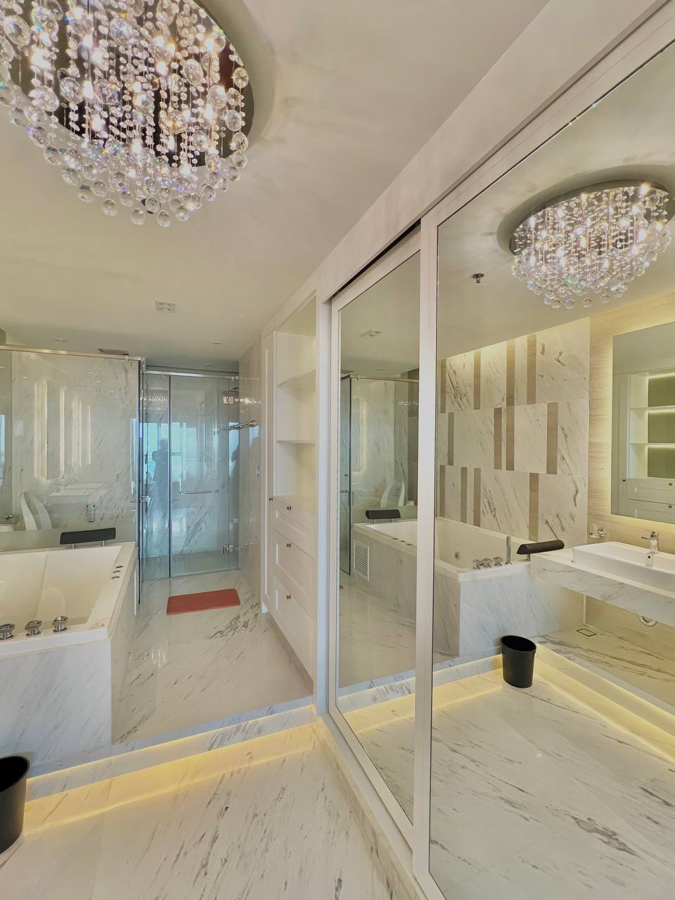 Cho thuê căn hộ Vinhomes Đồng Khởi Q1, 170m2, thiết kế lại 2pn 2wc