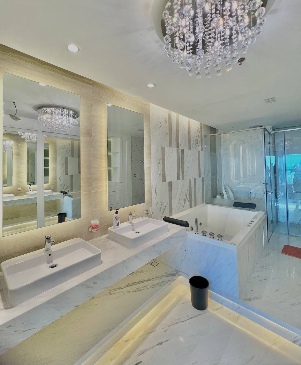 Cho thuê căn hộ Vinhomes Đồng Khởi Q1, 170m2, thiết kế lại 2pn 2wc