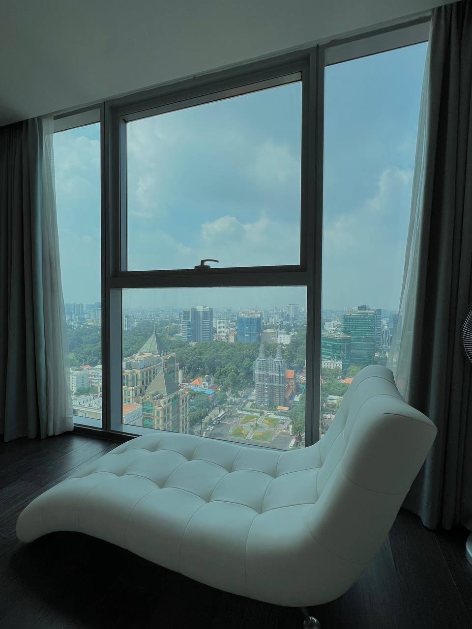 Cho thuê căn hộ Vinhomes Đồng Khởi Q1, 170m2, thiết kế lại 2pn 2wc