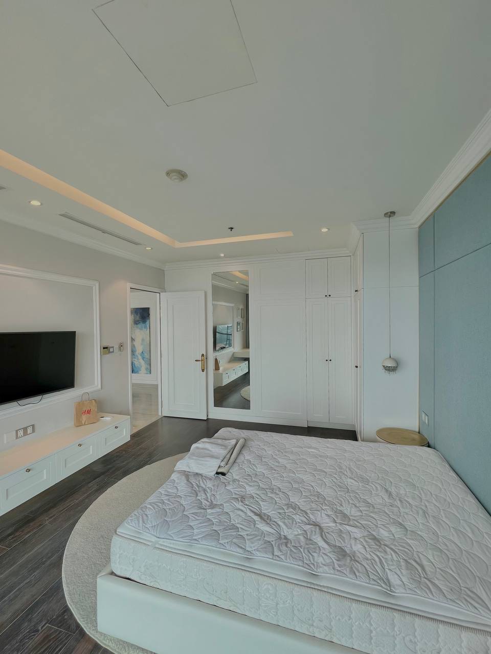 Cho thuê căn hộ Vinhomes Đồng Khởi Q1, 170m2, thiết kế lại 2pn 2wc